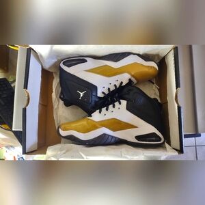 Air Jordan B'Loyal Men’s White Black Gold Leather Logo Sneakers 6.5y Boys GS